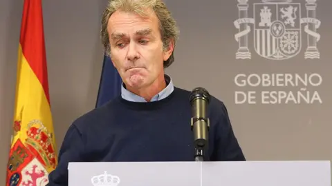 El director del Centro de Coordinaci&oacute;n de Alertas y Emergencias Sanitarias (CCAES), Fernando Sim&oacute;n, ofrece una rueda de prensa para informar sobre la evoluci&oacute;n de la pandemia de coronavirus, en el Ministerio de Sanidad, Madrid (Espa&ntilde;a), a 3 de diciembre d