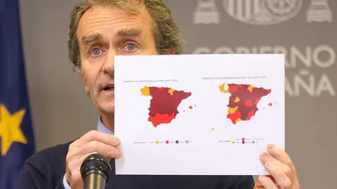 El director del Centro de Coordinaci&oacute;n de Alertas y Emergencias Sanitarias (CCAES), Fernando Sim&oacute;n, ofrece una rueda de prensa para informar sobre la evoluci&oacute;n de la pandemia de coronavirus, en el Ministerio de Sanidad, Madrid (Espa&ntilde;a), a 3 de diciembre d