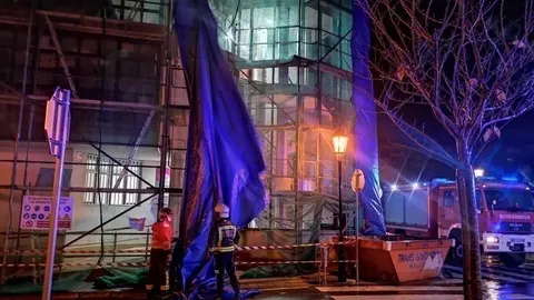 Toldo de un andamio suelto en Colindres