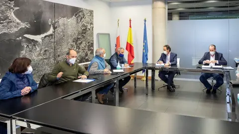 El consejero de Obras P&uacute;blicas, Ordenaci&oacute;n del Territorio y Urbanismo, Jos&eacute; Luis Gochicoa, se re&uacute;ne con miembros de AMA