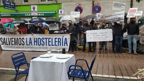 Concentraci&oacute;n de los hosteleros c&aacute;ntabros frente al Gobierno regional