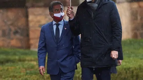 El presidente de Cantabria, Miguel &Aacute;ngel Revilla (i), junto al presidente del Gobierno, Pedro S&aacute;nchez