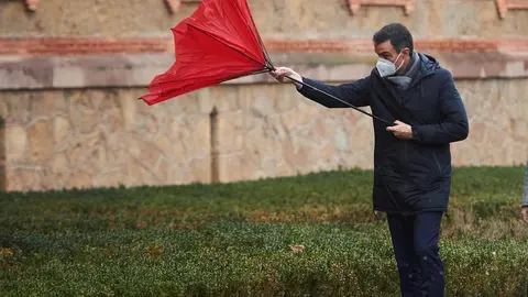 El presidente del Gobierno, Pedro S&aacute;nchez, con el paraguas volcado a su llegada a la Capilla del Seminario Mayor de Comillas, Cantabria (Espa&ntilde;a), a 4 de diciembre de 2020.  