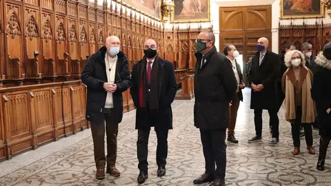 El presidente del Gobierno de Arag&oacute;n (centro) este viernes en su visita a Aula Dei.