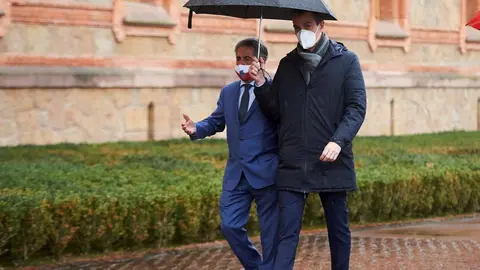 El presidente de Cantabria, Miguel &Aacute;ngel Revilla, y el presidente del Gobierno de Espa&ntilde;a, Pedro S&aacute;nchez