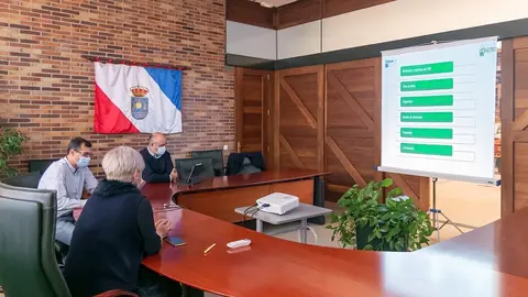 La alcaldesa de Polanco, Rosa D&iacute;az, con los integrandes del grupo SUM+LAB