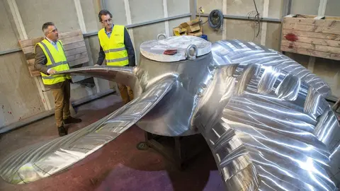 El consejero de Industria, Francisco Mart&iacute;n (derecha), observa una h&eacute;lice de navegaci&oacute;n fabricada en la empresa FAED