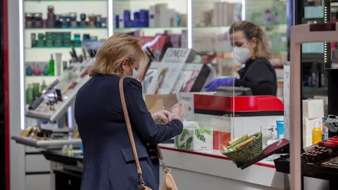 Una mujer comprando en una perfumer&iacute;a