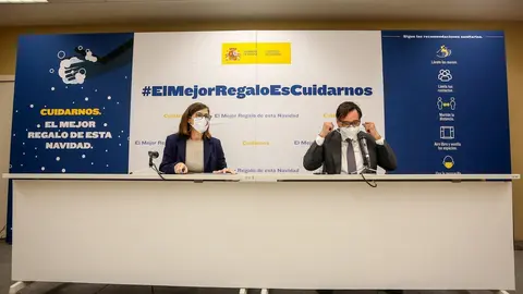 El ministro de Sanidad, Salvador Illa (d), acompa&ntilde;ado de la directora general de Salud P&uacute;blica, Pilar Aparicio (i), durante la presentaci&oacute;n de la campa&ntilde;a publicitaria del Ministerio de Sanidad para esta Navidad