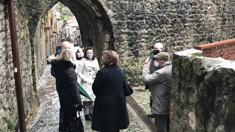 Directora general de Vivienda y representantes municipales en la Puebla Vieja