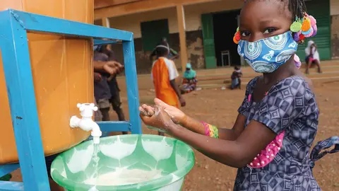 Ni&ntilde;a en un lavamanos, uno de los regalos solidarios que propone Educo
