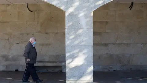 Un anciano dando un paseo