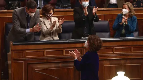 La ministra de Hacienda, Mar&iacute;a Jes&uacute;s Montero (abajo); el presidente del Gobierno, Pedro S&aacute;nchez (1i); la vicepresidenta primera, Carmen Calvo (centro); el vicepresidente segundo, Pablo Iglesias (2d); y la vicepresidenta tercera, Nadia Calvi&ntilde;o (1d),