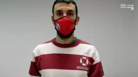 jugador charles mascarilla