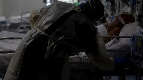 Una trabajadora de la limpieza durante su jornada laboral en la Unidad de Cuidados Intensivos (UCI).