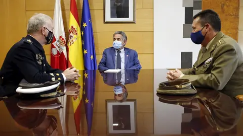 El presidente Miguel &Aacute;ngel Revilla con el nuevod elegado de defensa y su predecesor