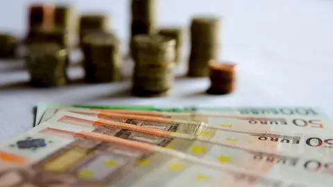 Monedas y billetes de euro.