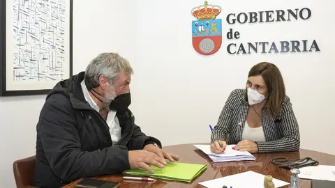 La Consejera De Presidencia, Interior, Justicia Y Acci&oacute;n Exterior, Paula Fern&aacute;ndez, Se Re&uacute;ne Con El Alcalde De Valderredible, Fernando Fern&aacute;ndez.11 De Diciembre De 2020