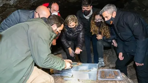 El vicepresidente Pablo Zuloaga y la lcaldes de Camargo Esther Bolado en su visita a la cueva de El Pendo