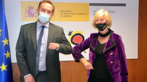 La consejera de Turismo, Marina Lomb&oacute;, con el secretario de Estado de Turismo, Fernando Vald&eacute;s, en la reuni&oacute;n que han mantenido en Madrid