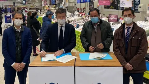 Firma del acuerdo de Carrefour con la Cofrad&iacute;a de Santo&ntilde;a