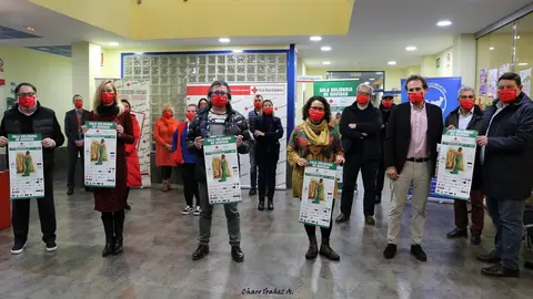 Gala Solidaria de Navidad Cruz Roja & Banco  de Alimentos Foto familia presentaci&oacute;n