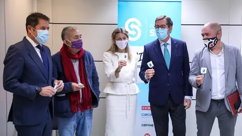 (I-D) El presidente de CEOE, Antonio Garamendi; el l&iacute;der de UGT, Pepe &Aacute;lvarez; la ministra de Trabajo, Yolanda D&iacute;az; el presidente de Cepyme, Gerardo Cuevas; y el l&iacute;der de CCOO, Unai Sordo, muestran una piruleta a la c&aacute;mara durante el acto de firma del VI