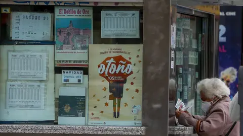 Una anciana es atendida en una administraci&oacute;n de la Puerta del Sol donde venden boletos para el Sorteo Extraordinario de la Loter&iacute;a de Navidad 2020, en Madrid (Espa&ntilde;a), a 4 de noviembre de 2020. A un mes y medio del tradicional sorteo, la Agrupaci&oacute;n nacio
