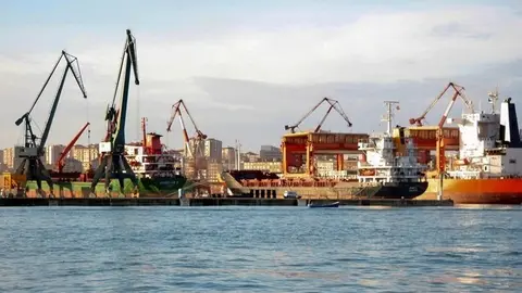 VISTA DE LOS ASTILLEROS. BAH&Iacute;A DE SANTANDER
LARA REVILLA &copy;
12 DIC 06