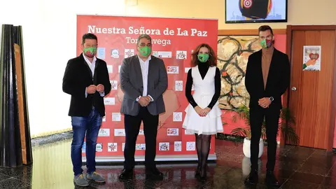 El concejal de Dinamizaci&oacute;n Poblacional, Jes&uacute;s S&aacute;nchez, acompa&ntilde;ado por la directora del colegio Nuestra Se&ntilde;ora de La Paz, Marisol Dosal; el presidente de la C&aacute;mara de Comercio, Jos&eacute; Luis Quintanilla; y coordinador del proyecto, el maestro Jos&eacute; Juli&aacute;n Bece