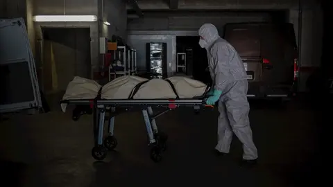 Varios operarios protegidos de los Servicios Funerarios Memora trasladan un cuerpo de una residencia de ancianos. En Girona, Catalu&ntilde;a, (Espa&ntilde;a), a 6 de mayo de 2020.