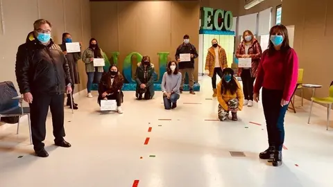 Entrega de diplomas de los cursos de asistente personal y atenci&oacute;n a personas dependientes