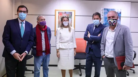 (I-D) El presidente de CEOE, Antonio Garamendi; el l&iacute;der de UGT, Pepe &Aacute;lvarez; la ministra de Trabajo, Yolanda D&iacute;az; el presidente de Cepyme, Gerardo Cuevas; y el l&iacute;der de CCOO, Unai Sordo, posan durante el acto de firma del VI Acuerdo de Soluci&oacute;n Aut&oacute;nom