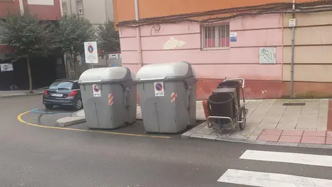 Contenedores de basuras y un carro de barrendero en Santander