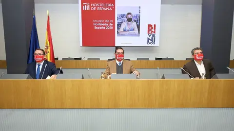 El presidente de la CEOE, Antonio Garamendi, el presidente de Hosteler&iacute;a de Espa&ntilde;a, Jos&eacute; Luis Yzuel, y el secretario general de Hosteler&iacute;a de Espa&ntilde;a, Emilio Gallego
