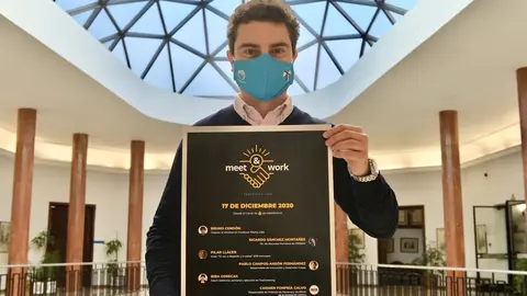 El concejal de Empleo y Desarrollo Empresarial de Santander, Daniel Portilla, con el cartel del evento 'Meet &not; Work'