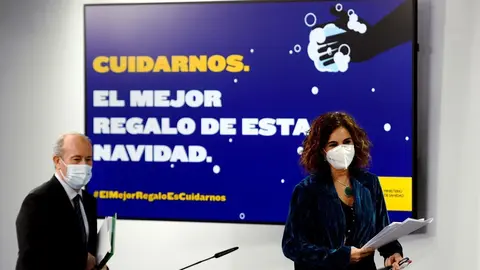 La ministra portavoz y de Hacienda, Mar&iacute;a Jes&uacute;s Montero (d), y el ministro de Justicia, Juan Carlos Campo (i), se disponen a comparecer en rueda de prensa posterior al Consejo de Ministros celebrado en Moncloa, en Madrid (Espa&ntilde;a), a 15 de diciembre de 202