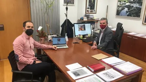 El alcalde de Santa Cruz de Bezana, Alberto Garc&iacute;a Onand&iacute;a; y el concejal de Desarrollo Local, Luis del Pi&ntilde;al.