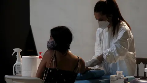 Una sanitaria saca sangre a una mujer