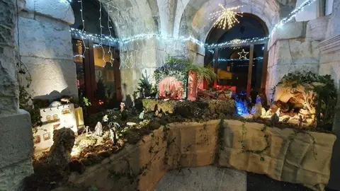 Bel&eacute;n instalado en la base del campanario de la parroquia de Soto de la Marina