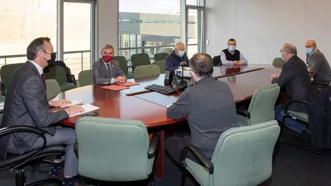 El consejero de Desarrollo Rural, Guillermo Blanco, y el alcalde de Santa Cruz de Bezana, Alberto Garc&iacute;a