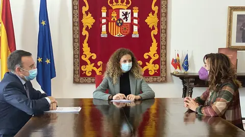 Reuni&oacute;n de la consejera de Empleo, Ana Bel&eacute;n &Aacute;lvarez, y la delegada del Gobierno en Cantabria, Ainoa Qui&ntilde;ones