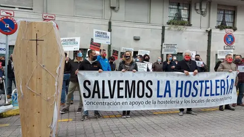 Concentraci&oacute;n de la Asociaci&oacute;n Empresarial de la Hosteler&iacute;a de Cantabria