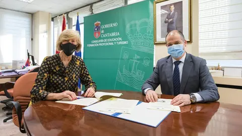La consejera de Educaci&oacute;n, Formaci&oacute;n Profesional y Turismo, Marina Lomb&oacute;, firma una adenda al convenio de colaboraci&oacute;n con la Universidad Europea del Atl&aacute;ntico