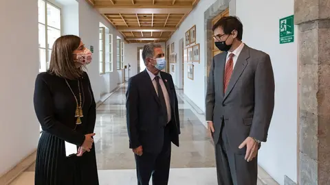 El presidente de Cantabria, Miguel &Aacute;ngel Revilla (centro); el secretario de Estado para la UE, Juan Gonz&aacute;lez, y la consejera de Presidencia, Interior, Justicia y Acci&oacute;n Exterior, Paula Fern&aacute;ndez