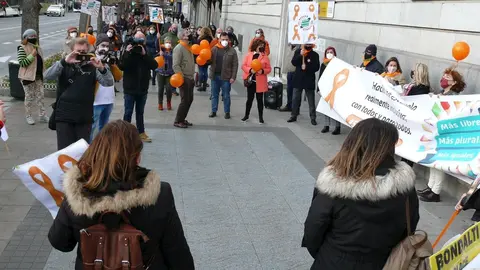 La plataforma M&aacute;s Plurales se concentra frente a la Delegaci&oacute;n del Gobierno