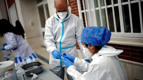 Sanitarios realizando tests de RT-PCR