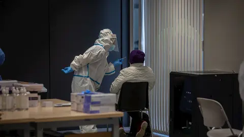 Una persona recibe una prueba PCR