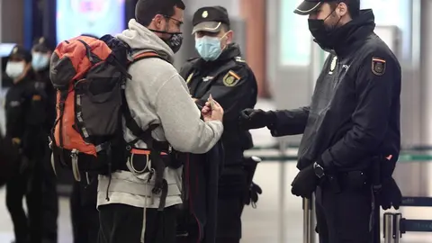 Agentes la Polic&iacute;a Nacional realizan controles de movilidad en la estaci&oacute;n de AVE Puerta de Atocha durante el primer d&iacute;a de cierre perimetral por el puente de la Constituci&oacute;n en Madrid (Espa&ntilde;a), a 4 de diciembre de 2020.