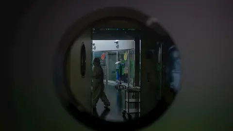 Un trabajador sanitario protegido en la Unidad de Cuidados Intensivos &ndash;UCI- del Hospital del Mar, en Barcelona, Catalunya (Espa&ntilde;a), a 19 de noviembre de 2020.